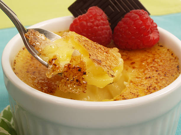 um bocado de queimado - dessert ready to eat creme brulee food imagens e fotografias de stock