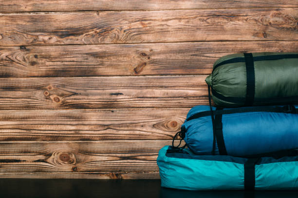 寝袋やテントに木製の背景 - スリーピングバッグ 写真 ストックフォトと画像