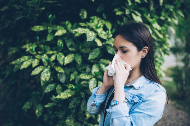 женщина дует нос - allergy pollen tree hay fever стоковые фото и изображения