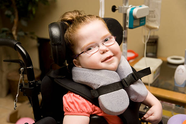 criança engraçada com paralisia cerebral - therapy people cheerful looking at camera imagens e fotografias de stock