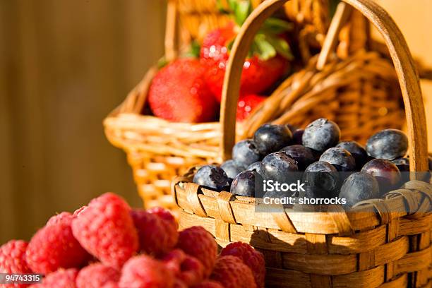 Foto de Cestas De Frutas Vermelhas e mais fotos de stock de Alimentação Saudável - Alimentação Saudável, Antioxidante, Azul