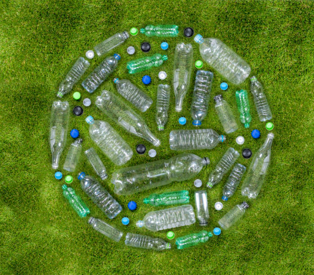 plastic drinks bottles arranged in a circle on grass - polyethylene terephthalate imagens e fotografias de stock