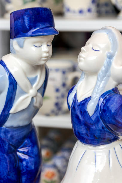 cerca de dos muñecos de cerámica de delft besos - dutch culture delft souvenir blue fotografías e imágenes de stock