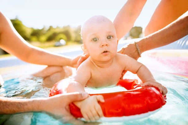 mały chłopiec w basenie. - swimming tube inflatable circle zdjęcia i obrazy z banku zdjęć