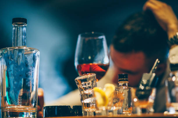 homem beber sozinho - table top shot - fotografias e filmes do acervo