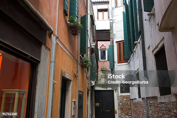 Narrow Street Stockfoto und mehr Bilder von Alt - Alt, Architektur, Außenaufnahme von Gebäuden