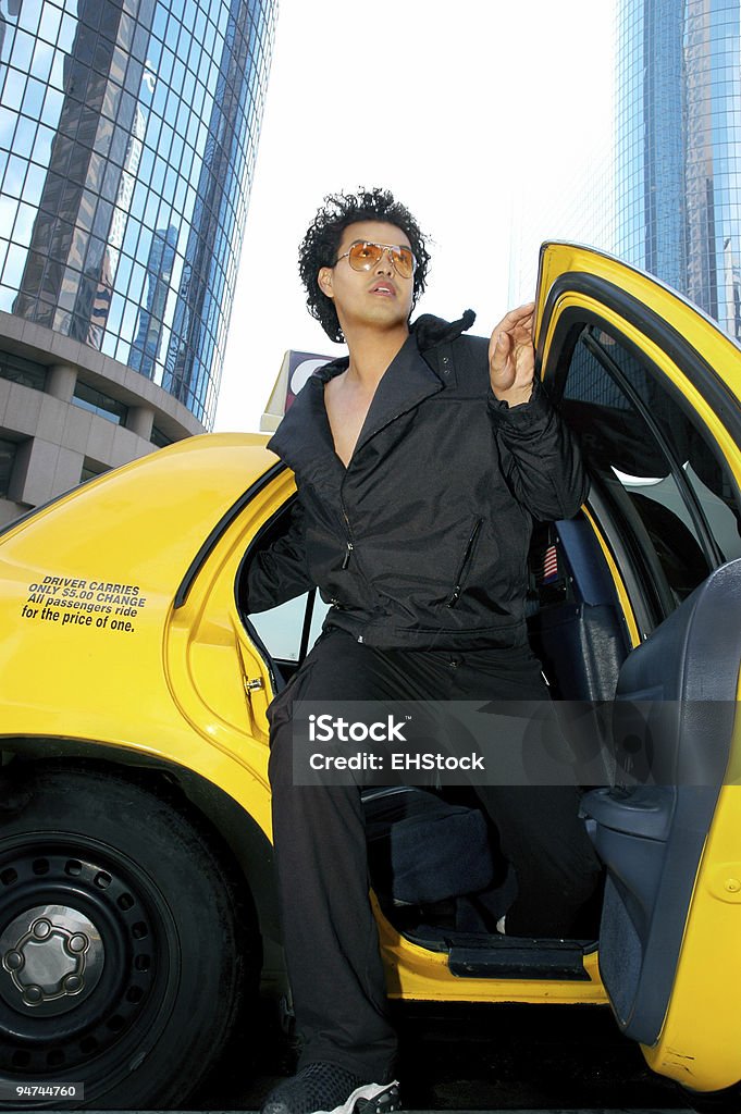 Hip-Hop-junger Mann verlassen Taxi mit Wolkenkratzern hinter - Lizenzfrei Rap Stock-Foto