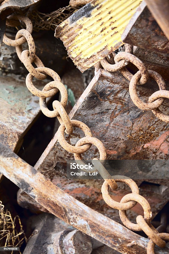 Metallo pesante [ tre ] catena - Foto stock royalty-free di Arrugginito