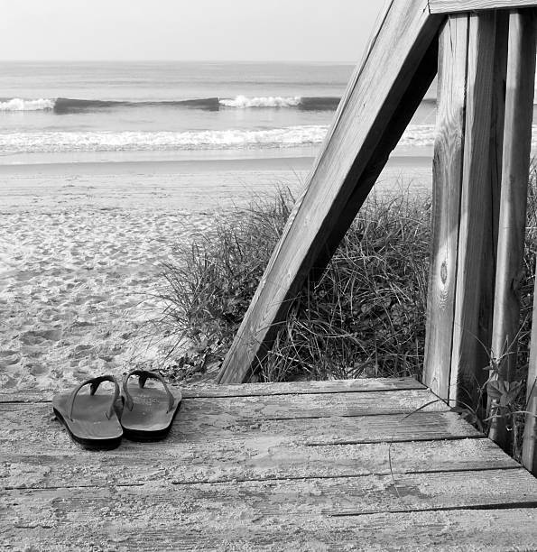 sandals em couro no calçadão, a passos na praia - foto de acervo