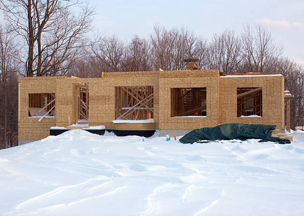 Imagem de DSLR construção de nova casa com neve - foto de acervo