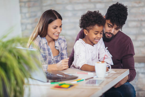istock Mom and dad drawing with their daughter. 947465392
