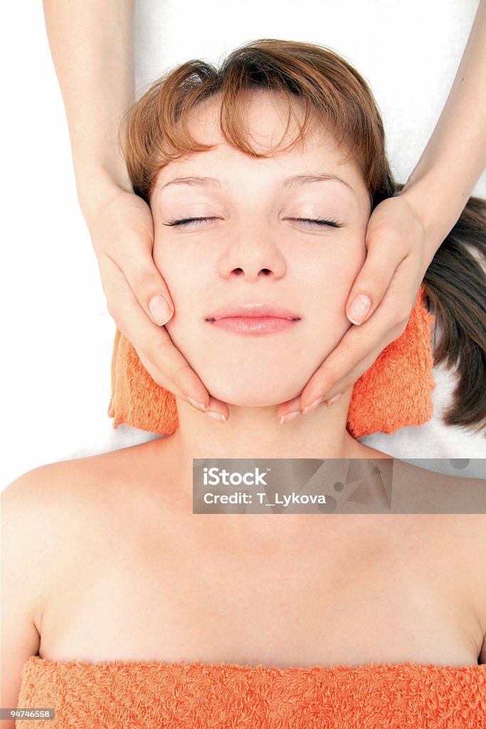 Mãos Massageando o rosto feminino no spa - Foto de stock de Adulto royalty-free