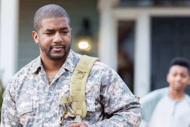 istock Sad army dad leaves for overseas assignment 947502884