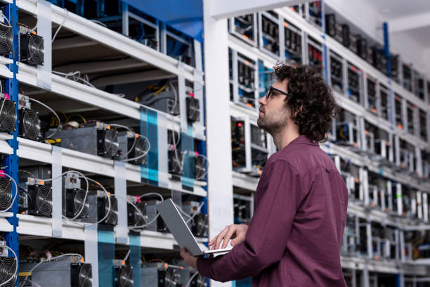 ingénieur en informatique travaillant avec ordinateur portable à la ferme des mines cryptocurrency - éther photos et images de collection