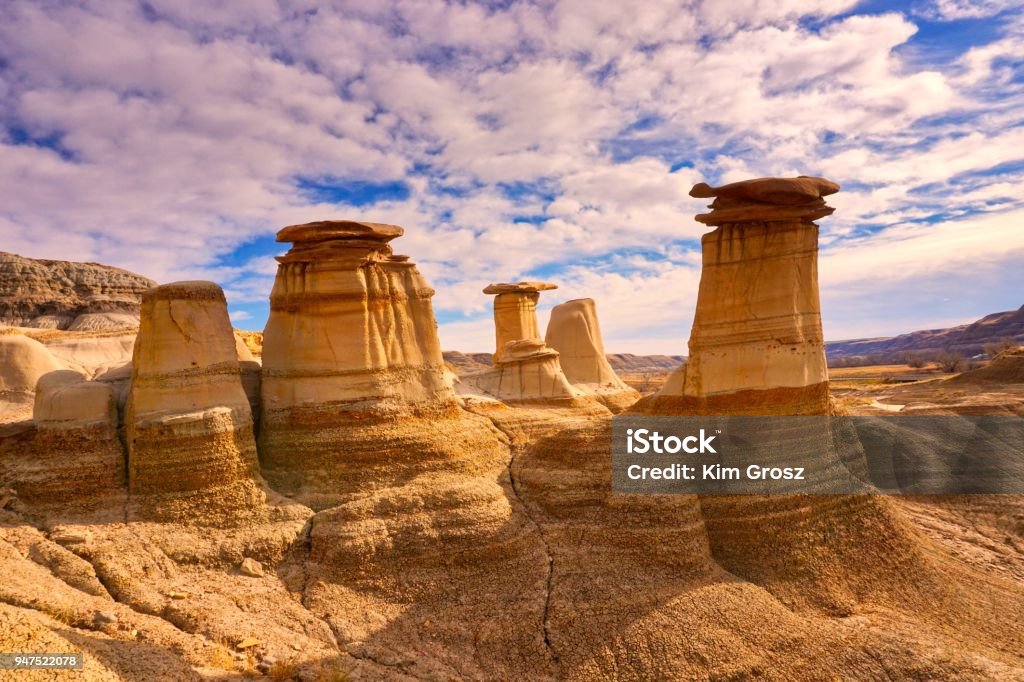 Hoodoos w Badlands w Albercie - Zbiór zdjęć royalty-free (Alberta)