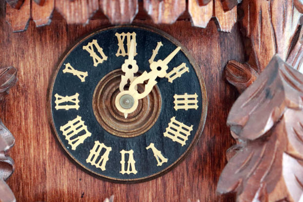 gros plan du visage de l’horloge de coucou en bois faits à la main - cuckoo clock clock german culture antique photos et images de collection