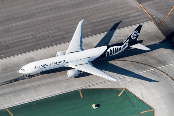 air new zealand boeing 777 - airplane air vehicle business travel passenger imagens e fotografias de stock