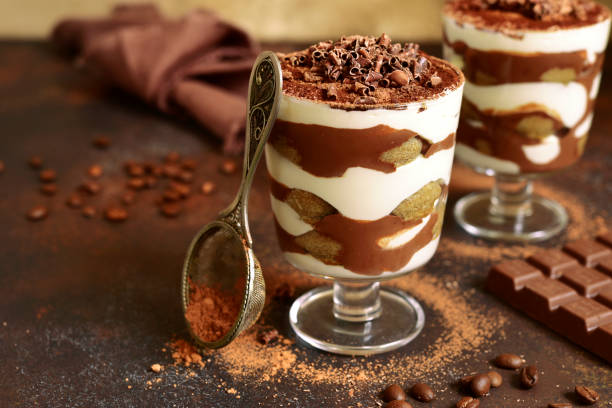 tiramisù da dessert tradizionale italiano con salsa al cioccolato - tiramisu trifle italian culture dessert foto e immagini stock