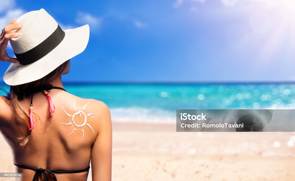 Frau mit Sonnencreme geformte Sonne - Lizenzfrei Sommer Stock-Foto