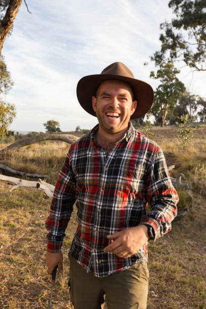 agriculteur heureux avec la hache à la main en souriant vers la caméra - australian culture photos photos et images de collection