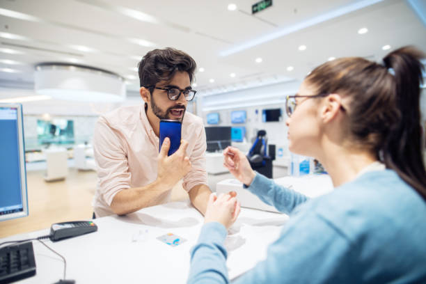 istock Customer talking with employe in the tech store. Customer servic 947577544