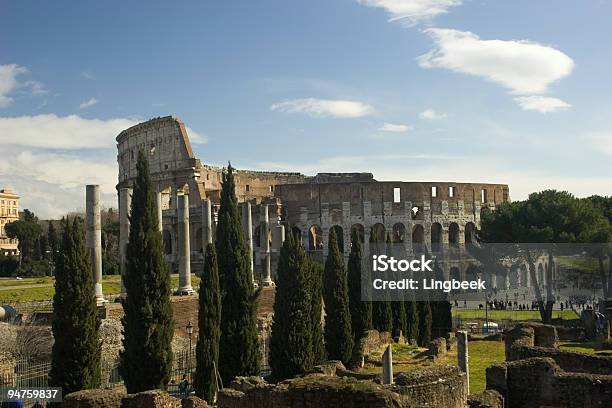 O Colosseum Em Roma Itália - Fotografias de stock e mais imagens de Anfiteatro - Anfiteatro, Ao Ar Livre, Arcaico