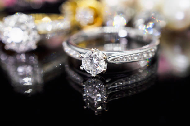 istock Jewelry diamond rings with reflection on black background 947623046