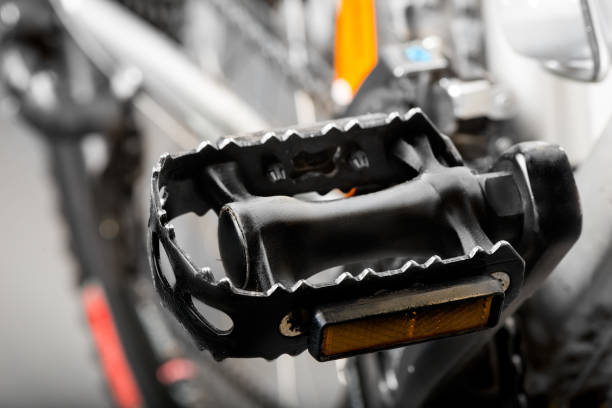 pedal de bicicleta negro primer plano con catadióptrico - bicycle pedal pedal bicycle macro fotografías e imágenes de stock