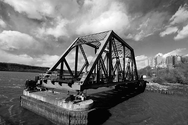most donikąd - railroad crossing bridge river nautical vessel zdjęcia i obrazy z banku zdjęć