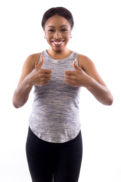 traineron noir femme fitness fond blanc avec thumbs up - endorsement appreciate validate thumbs up photos et images de collection