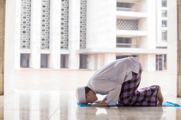 Junger Mann Salat in der Moschee zu tun – Foto