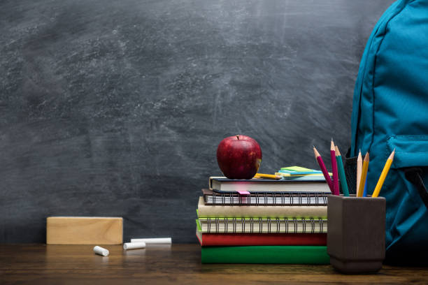 書籍・文房具・教育のスタック用品木製デスク - blackboard apple learning education ストックフォトと画像
