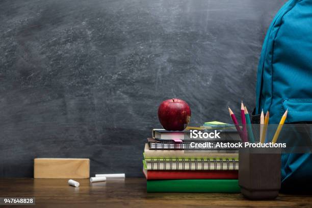 Stapel Boeken Briefpapier En Onderwijs Levert Op Houten Bureau Stockfoto en meer beelden van Onderwijs