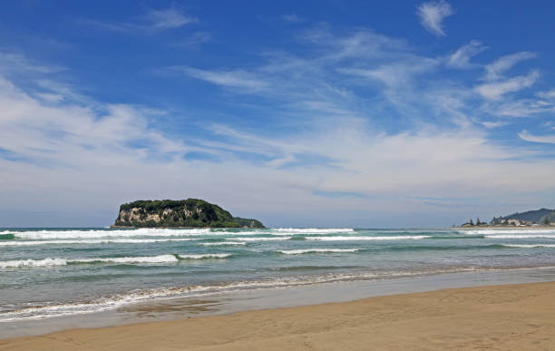 istock Shoe Island and Tairua Beach 947663586