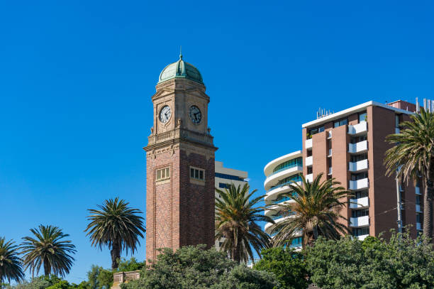 wieża zegarowa na przedmieściach st kilda w melbourne - melbourne australia clock tower clock zdjęcia i obrazy z banku zdjęć