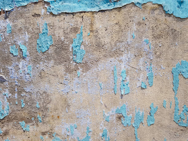 vintage peinture bleue décolle mur inégal texture rugueuse avec des grains de ciment et fond fond rustique - paint rough peeling grunge photos et images de collection