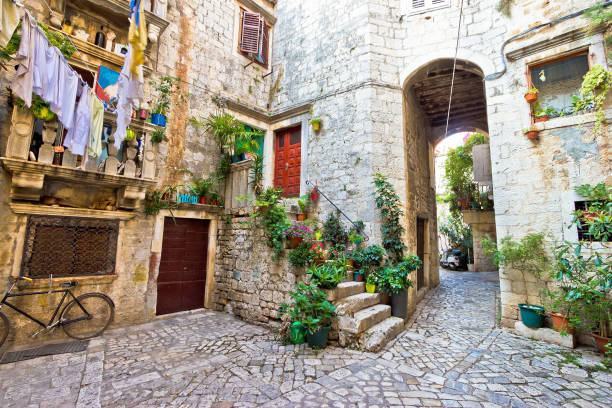 vecchia strada in pietra di trogir, patrimonio mondiale dell'unesco in dalmazia, croazia - traù foto e immagini stock