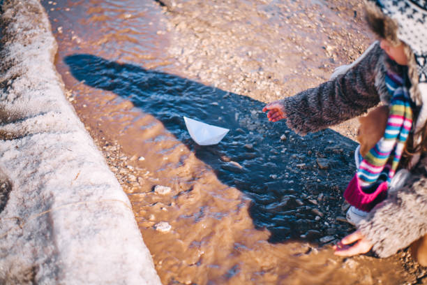 la petite fille. - runnel photos et images de collection