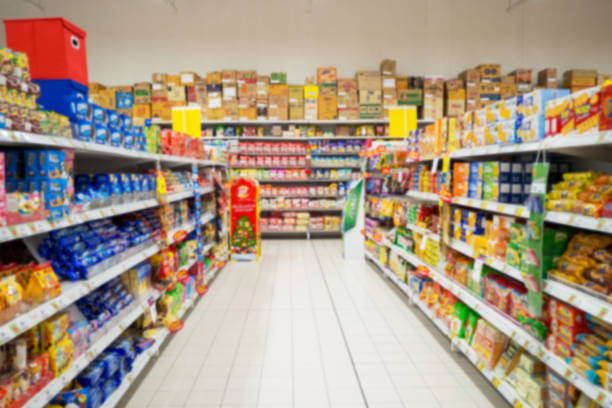 abstrakte unschärfe supermarkt und retail store in shopping-mall für den hintergrund. - insel stock-fotos und bilder