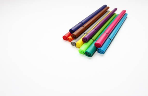 No sharpen. lápiz de color. pila con plumas de colores aislados sobre fondo blanco. textura de fondo de color, pluma de fieltro actividad. niños escuela divertido momento. estudiantes pintando a tiempo. suministros de la escuela. suministros de dibujo. no enfocar.