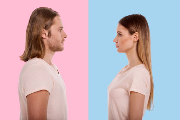istock Young man and woman facing each other 947714302