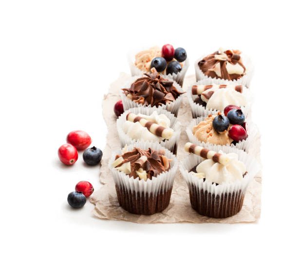 mini-schokoladentörtchen mit toffee - muffin cake isolated small stock-fotos und bilder