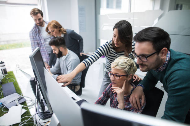 programiści rozwiązujący problem - women togetherness teaching laptop zdjęcia i obrazy z banku zdjęć