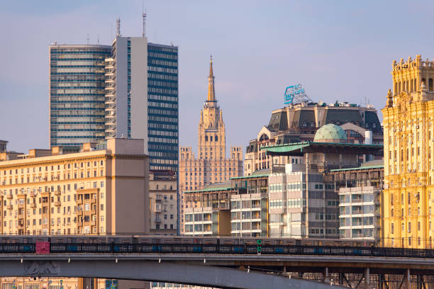 ロシアのモスクワで下院のファサードにビュー - moscow russia russia river panoramic ストックフォトと画像