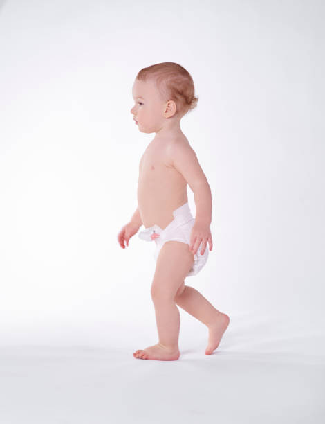 голый ребенок ходить в студии выстрел - baby walking child standing стоковые фото и изображения