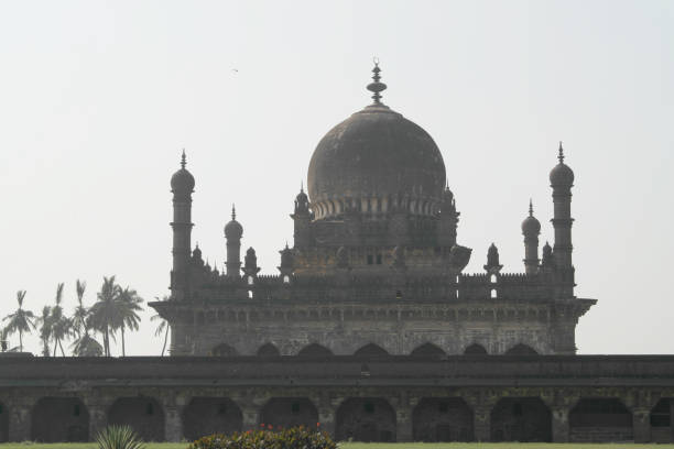 tomb and the mosque ibrahim rauza in the city of bidzhapur in india - moulding architecture and buildings monument column imagens e fotografias de stock