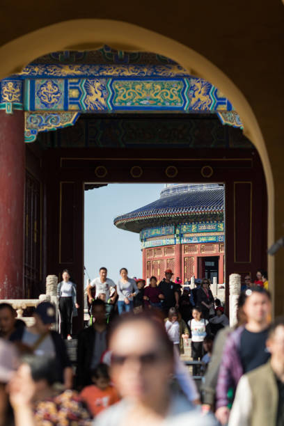 porte de sortie pour le temple du ciel beijing - beijing temple of heaven temple door photos et images de collection