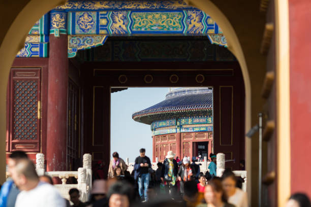 porte de sortie pour le temple du ciel beijing - beijing temple of heaven temple door photos et images de collection