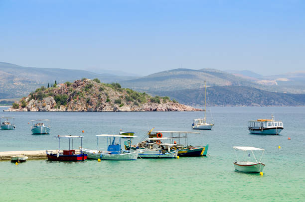 tolo de grecia, peloponesse, cerca de la ciudad de nafplion. vista al mar en tolo y una pequeña isla - scenics multi colored greece blue fotografías e imágenes de stock