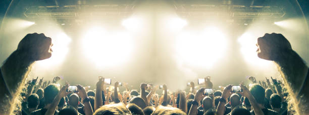 fans, die dreharbeiten gig mit vielen smartphones - rock gig stock-fotos und bilder